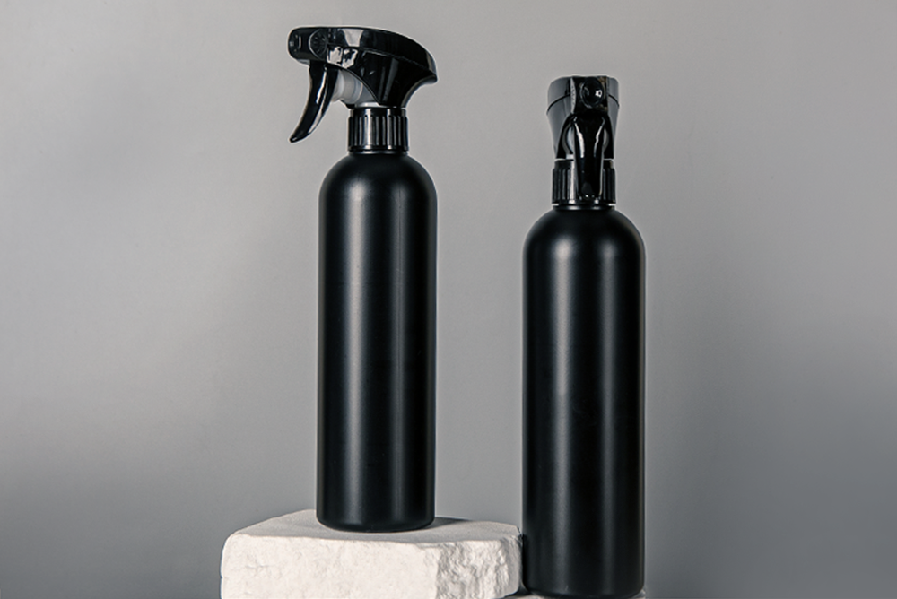500ml black HDPE spray bottle with black trigger sprayer, two-piece display on stone props – wholesale packaging
